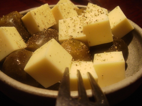 小なすのピクルスとサイコロチーズ