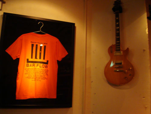 赤坂　ショットバー　Bar Flow　店内に飾られたギター