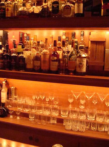 銀座　イタリアンダイニングバー　Bar THE HAMILTON　美しいグラスが並ぶバックバー