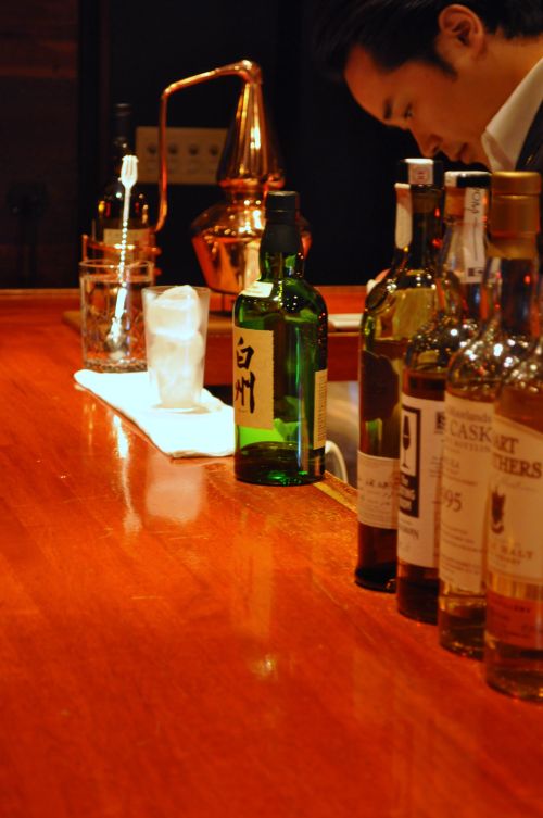 渋谷 オーセンティックバー Bar CAOL ILA（バー カリラ） バーテンさんとウイスキーたち